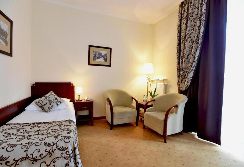 اتاق استاندارد یک نفره, Mościcki