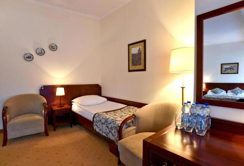 اتاق لوکس, Mościcki