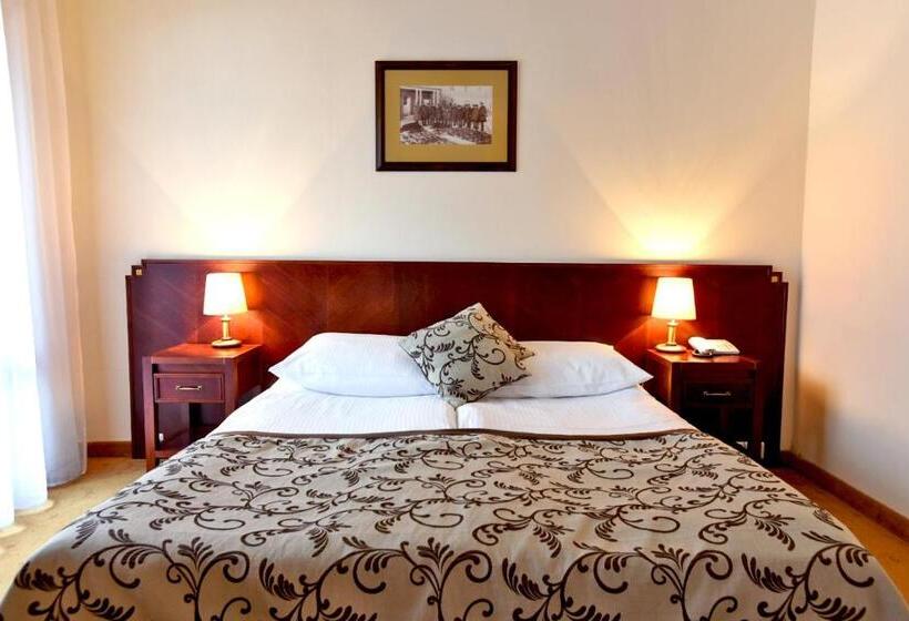 اتاق لوکس, Mościcki