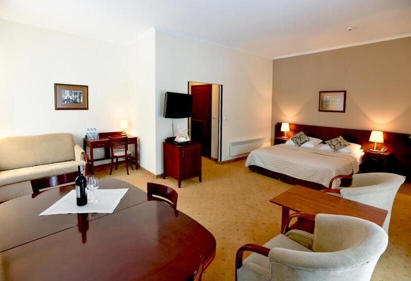 اتاق لوکس, Mościcki