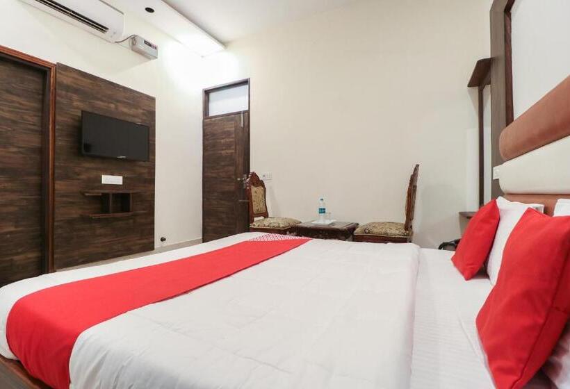 غرفة كلاسيكية ثلاثية, Capital O Hotel Woods In