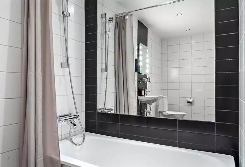 キングサイズベッドのスーペリアルーム, Donners Hotell