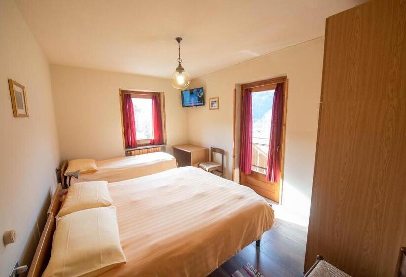 חדר קלאסי לשלושה, Eira