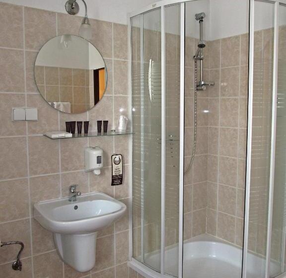 스탠다드 트리플 룸, Iskra