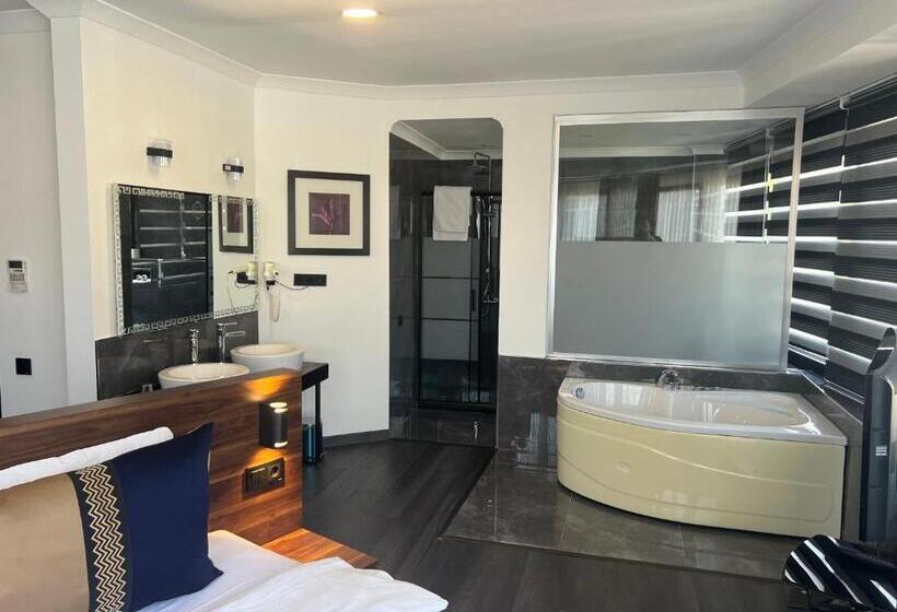 اتاق لوکس با وان آب گرم, Seven Dreams