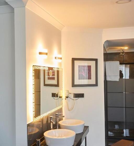 اتاق لوکس با وان آب گرم, Seven Dreams