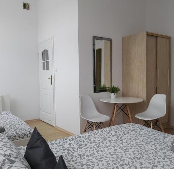 غرفة قياسية ثلاثية, Willa Ela