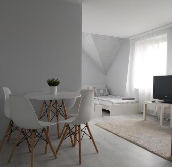 غرفة قياسية رباعية, Willa Ela