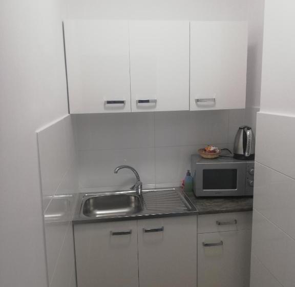 سرير فى غرفة مشتركه, Willa Ela