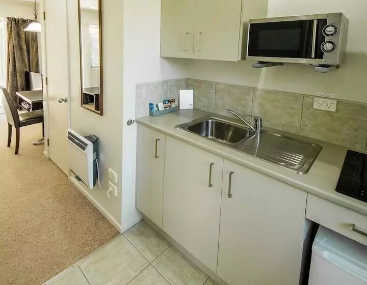 استودیوی استاندارد, Kauri Park Motel