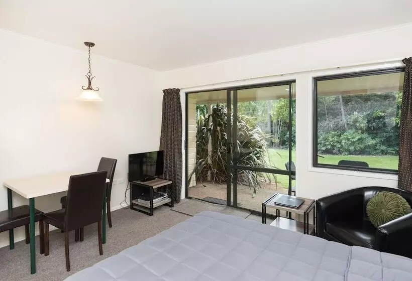 استودیوی استاندارد, Kauri Park Motel