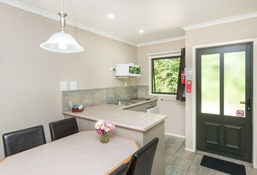 סטודיו אקזקיוטיב, Kauri Park Motel