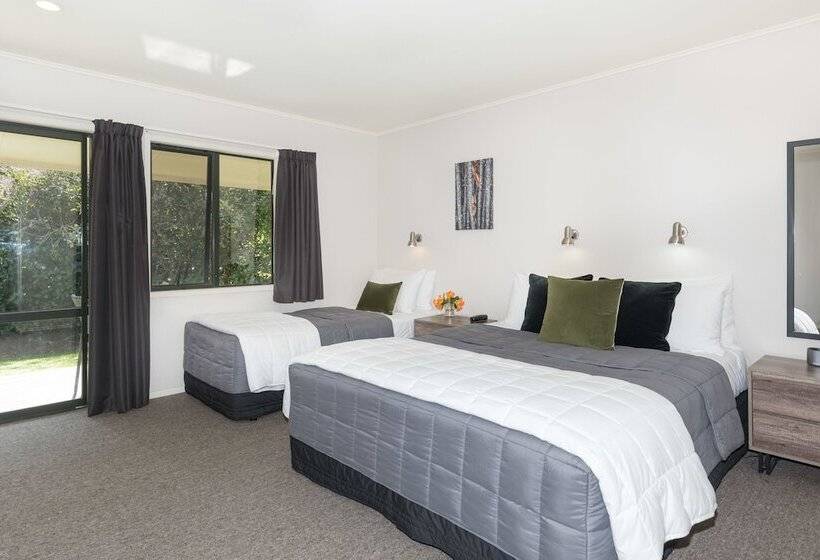 סטודיו אקזקיוטיב, Kauri Park Motel