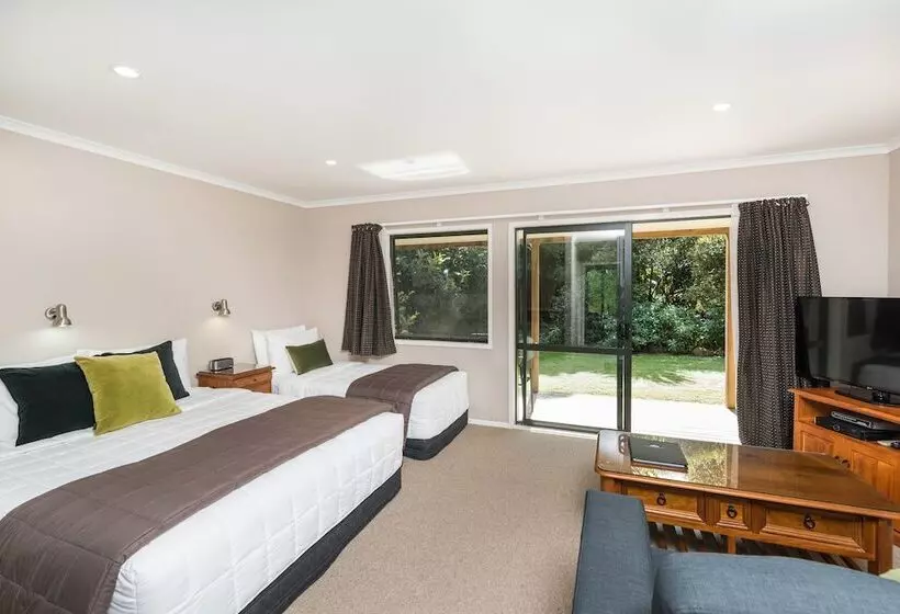 استودیو اجرایی, Kauri Park Motel