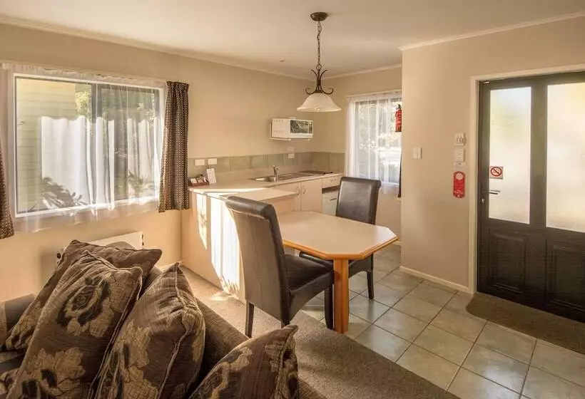 استودیوی پریمیوم, Kauri Park Motel