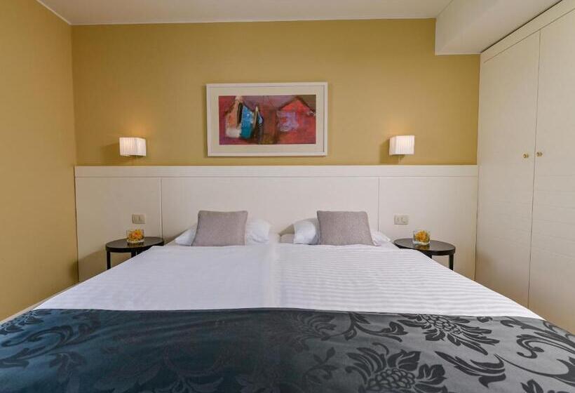 اتاق استاندارد با چشمانداز استخر, Laurus Liburnia