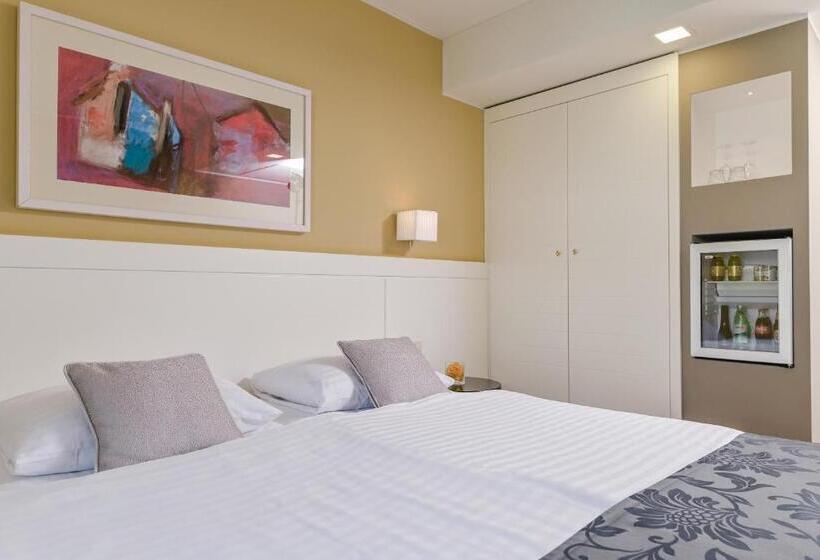 اتاق استاندارد با چشمانداز استخر, Laurus Liburnia