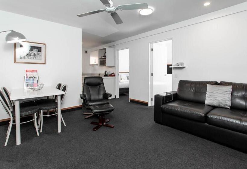 דירת שני חדרים, Palms Motel