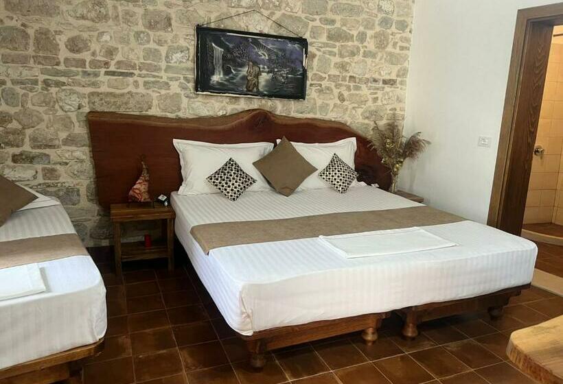 חדר סטנדרט לשלושה, Omer The Ottoman House