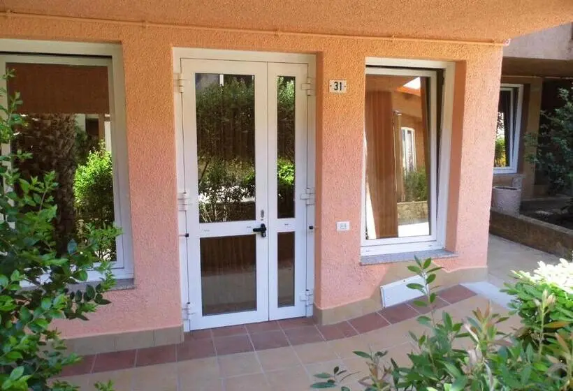 庭の見える１ベッドルームアパートメント, Residence Le Nereidi Con Piscina   Parcheggi