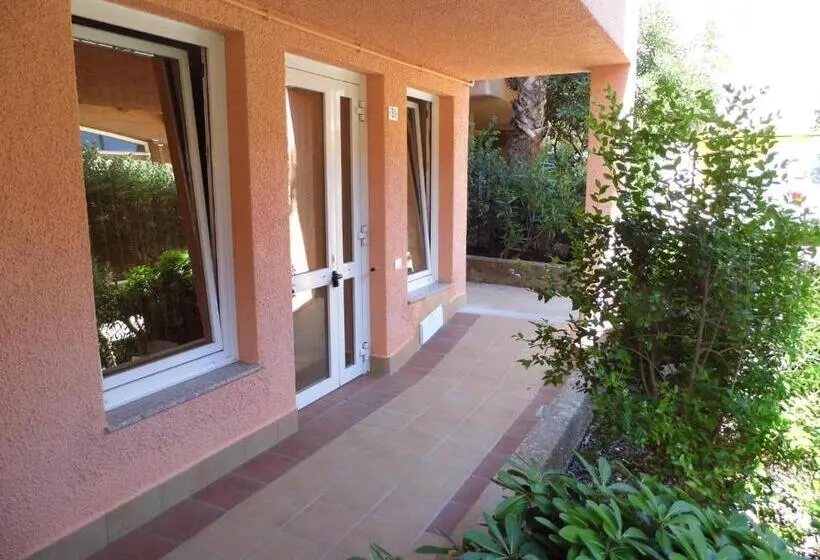 庭の見える１ベッドルームアパートメント, Residence Le Nereidi Con Piscina   Parcheggi