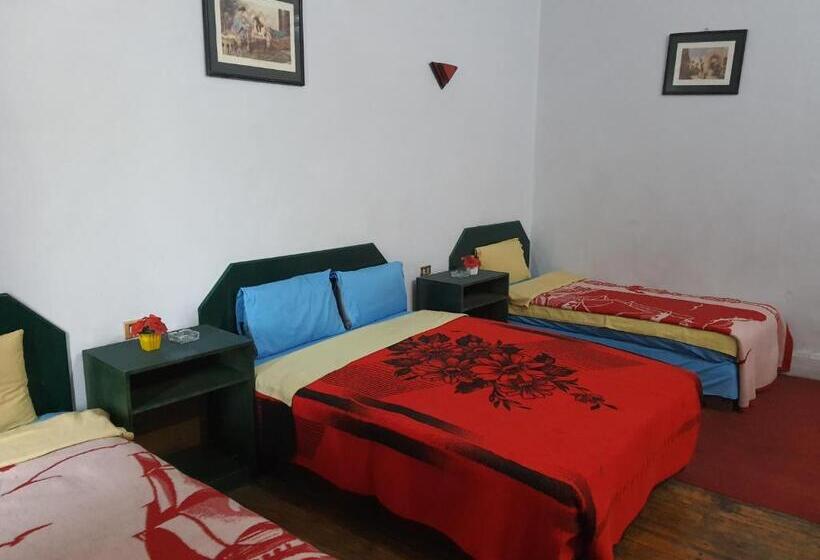 اتاق استاندارد سه تخته با سرویس بهداشتی مشترک, African House Hostel