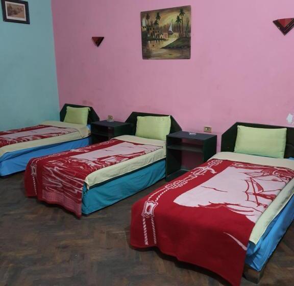اتاق استاندارد سه تخته با سرویس بهداشتی مشترک, African House Hostel