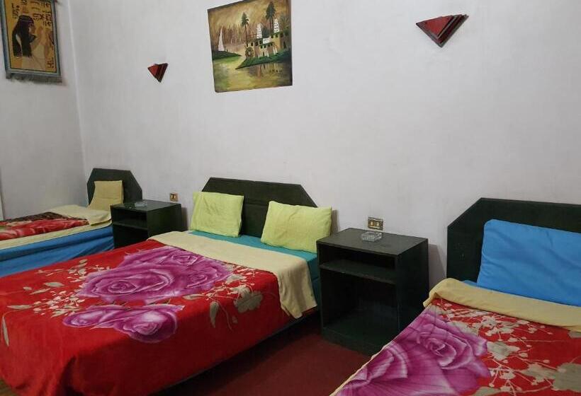 اتاق استاندارد سه تخته با سرویس بهداشتی مشترک, African House Hostel
