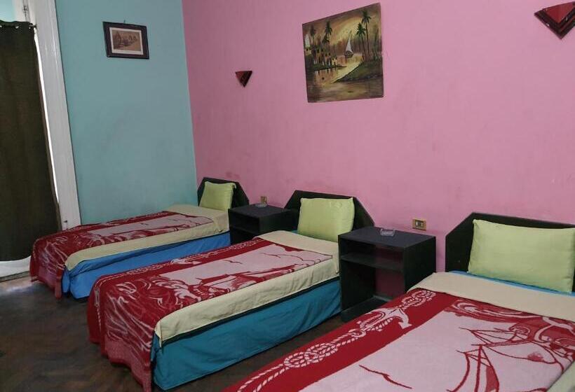 اتاق استاندارد سه نفره, African House Hostel