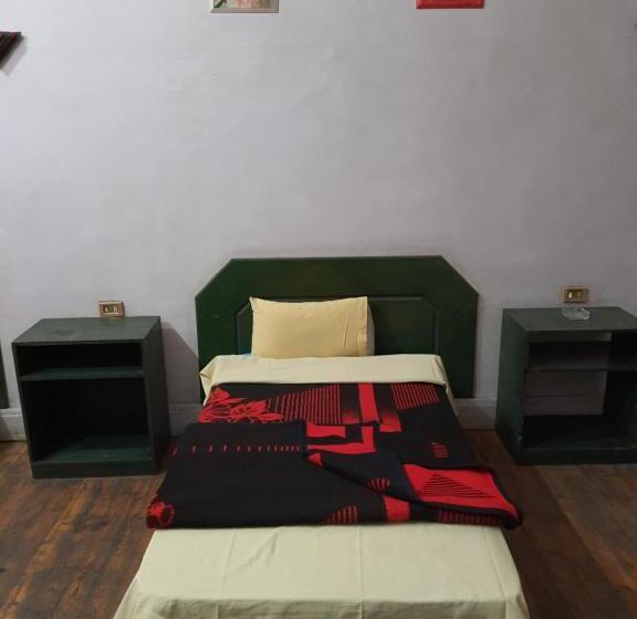 اتاق استاندارد یک تخته با سرویس بهداشتی مشترک, African House Hostel