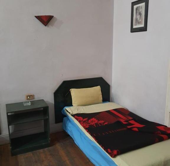 اتاق استاندارد یک تخته با سرویس بهداشتی مشترک, African House Hostel