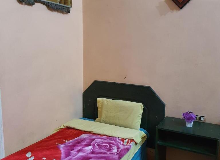 اتاق استاندارد چهارنفره با سرویس بهداشتی مشترک, African House Hostel