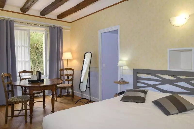 スーペリアールーム, Logis Manoir De La Giraudiere