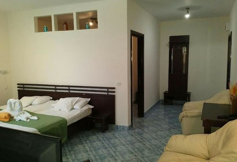 Standard Quadruple Room, Marea Neagra