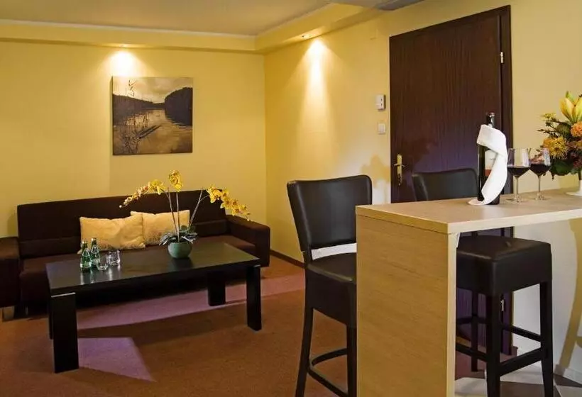 ファミリーステューディオ, Park Hotel Tryszczyn