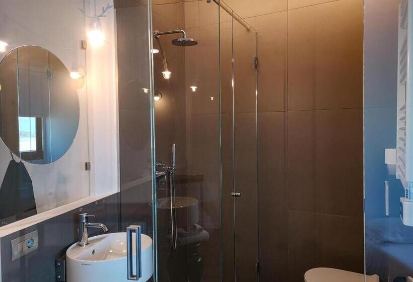 エコノミールーム, Perla The Storyhoteller