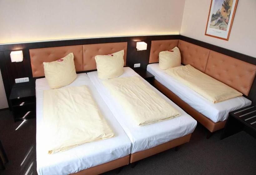 חדר סטנדרט לשלושה, Zur Heideblüte