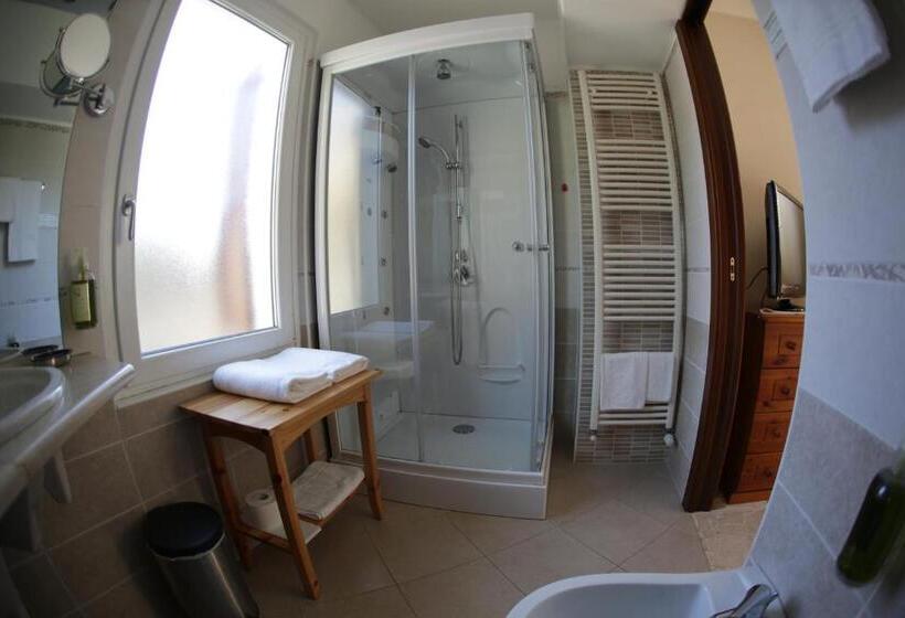 اتاق خانوادگی, Aurora