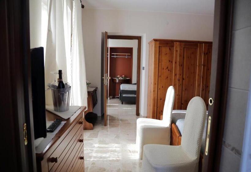 اتاق خانوادگی, Aurora