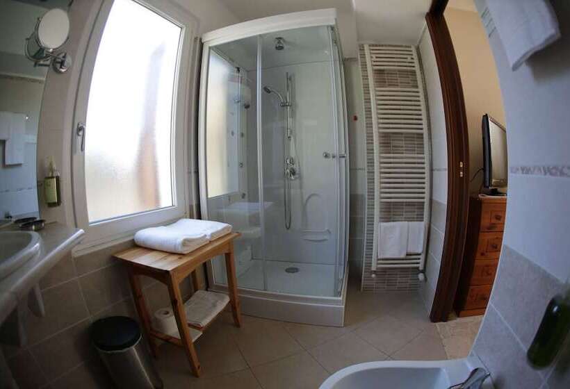 اتاق خانوادگی, Aurora