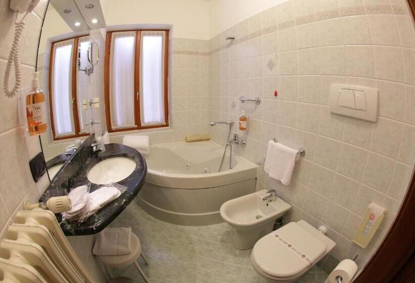 اتاق استاندارد سه نفره, Aurora