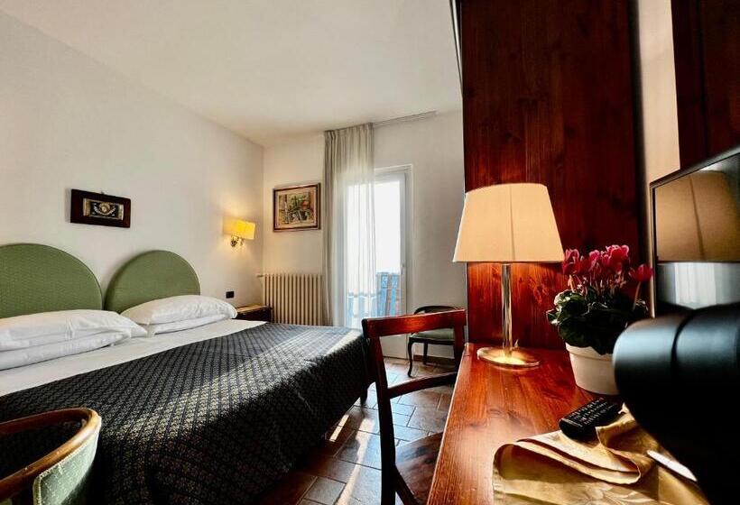 اتاق استاندارد سه نفره, Aurora