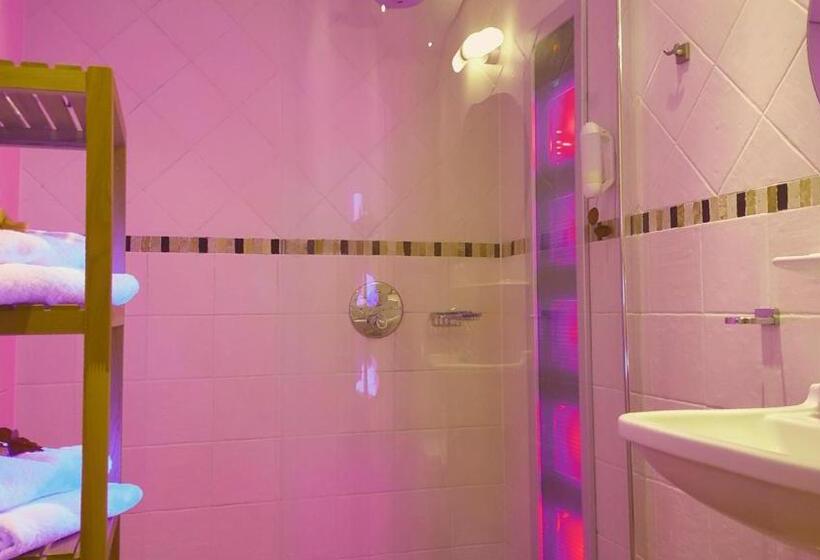 스탠다드 발코니 스튜디오, Dolores Ameland