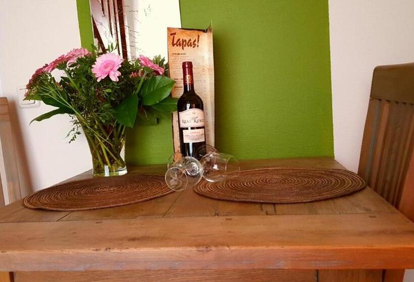 컴포트 룸, Dolores Ameland