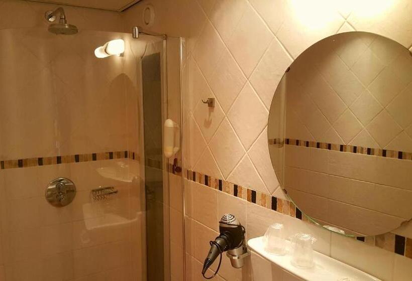 수피리어 룸, Dolores Ameland