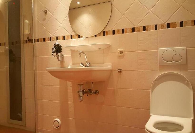 스탠다드 스튜디오 (테라스구비), Dolores Ameland