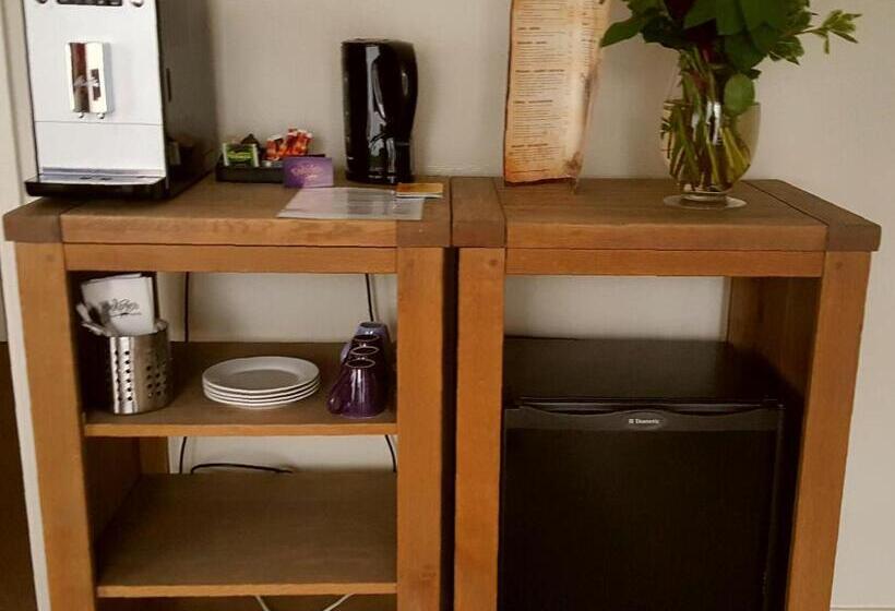 패밀리 룸, Dolores Ameland