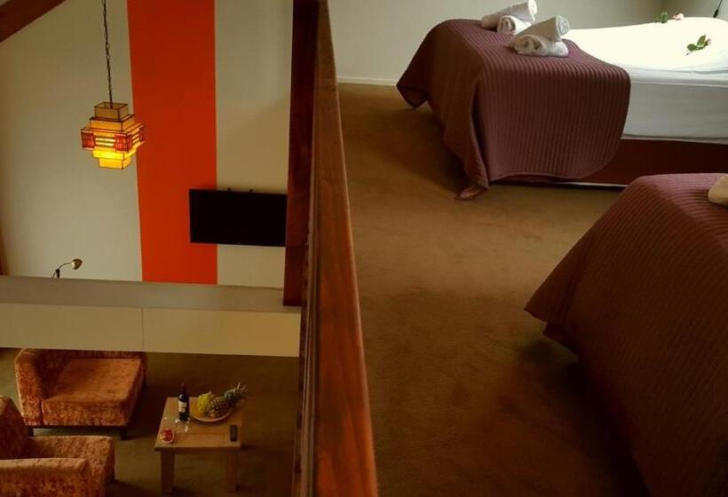 패밀리 룸, Dolores Ameland