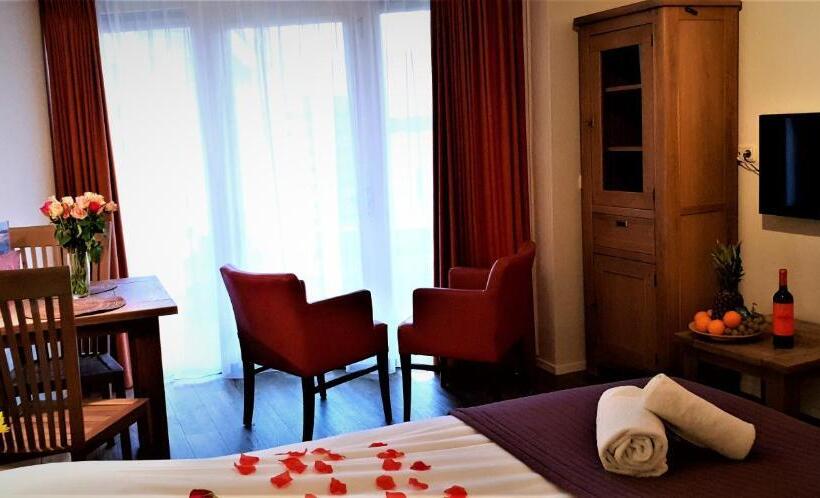 컴포트 룸, Dolores Ameland