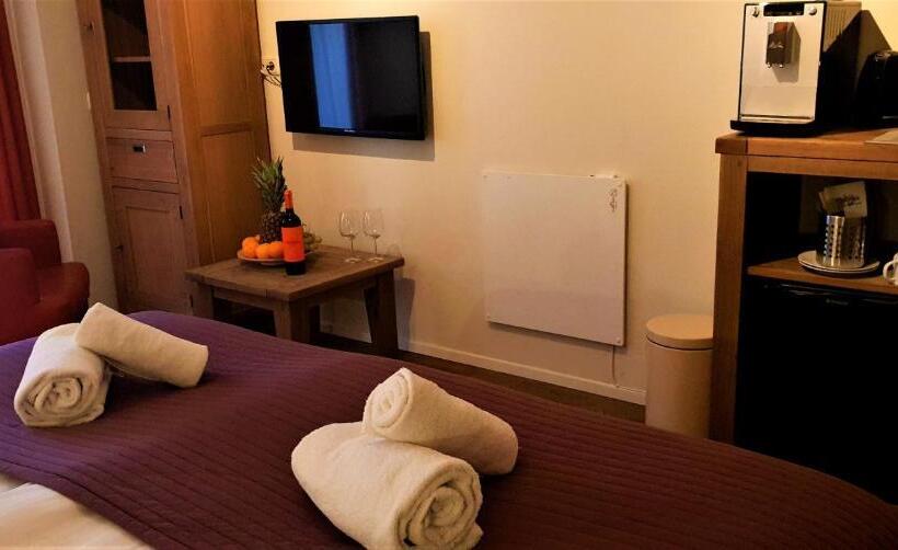 컴포트 룸, Dolores Ameland